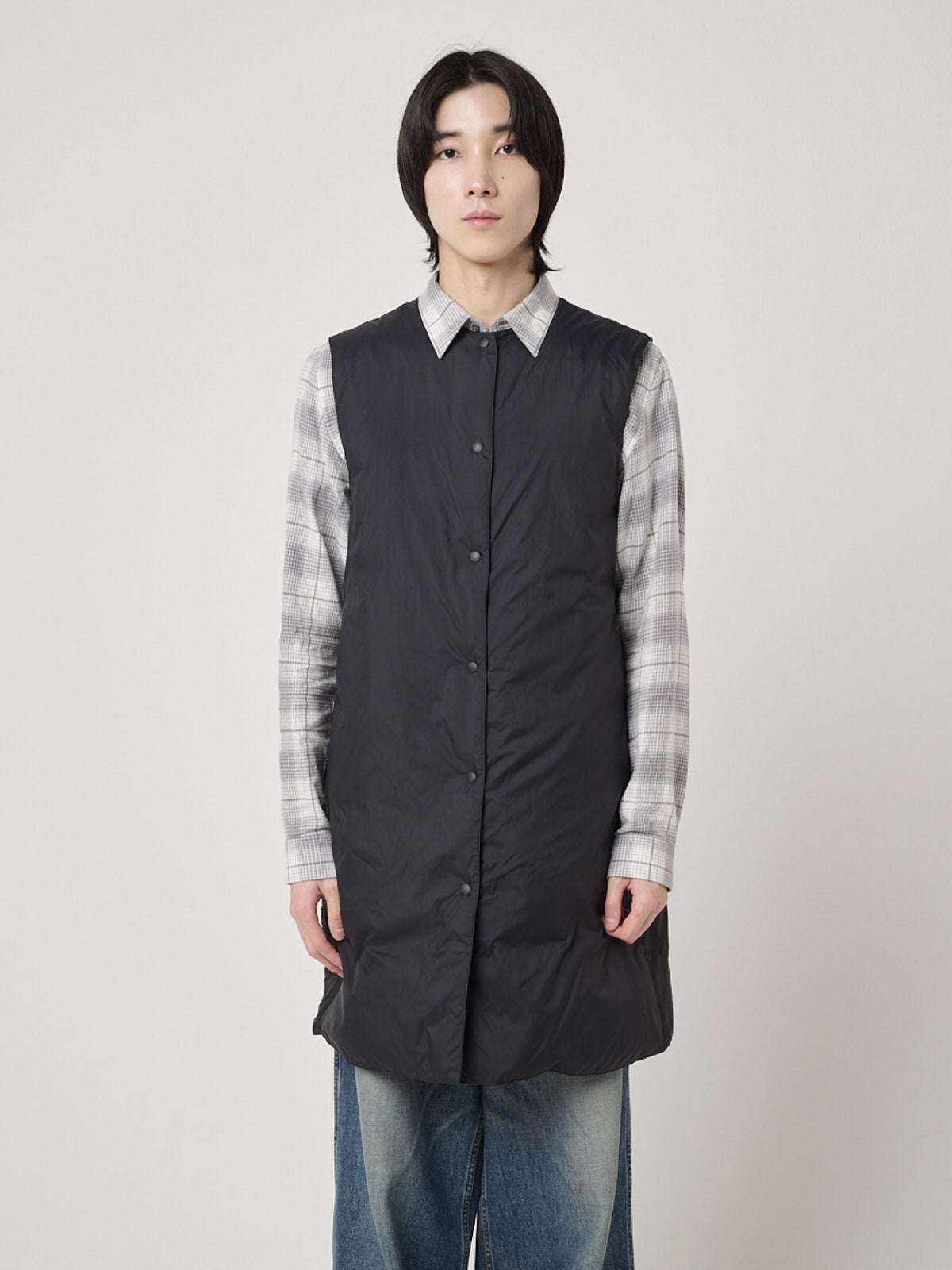 婦人 軽量ダウンポケッタブルノーカラーロングベスト1