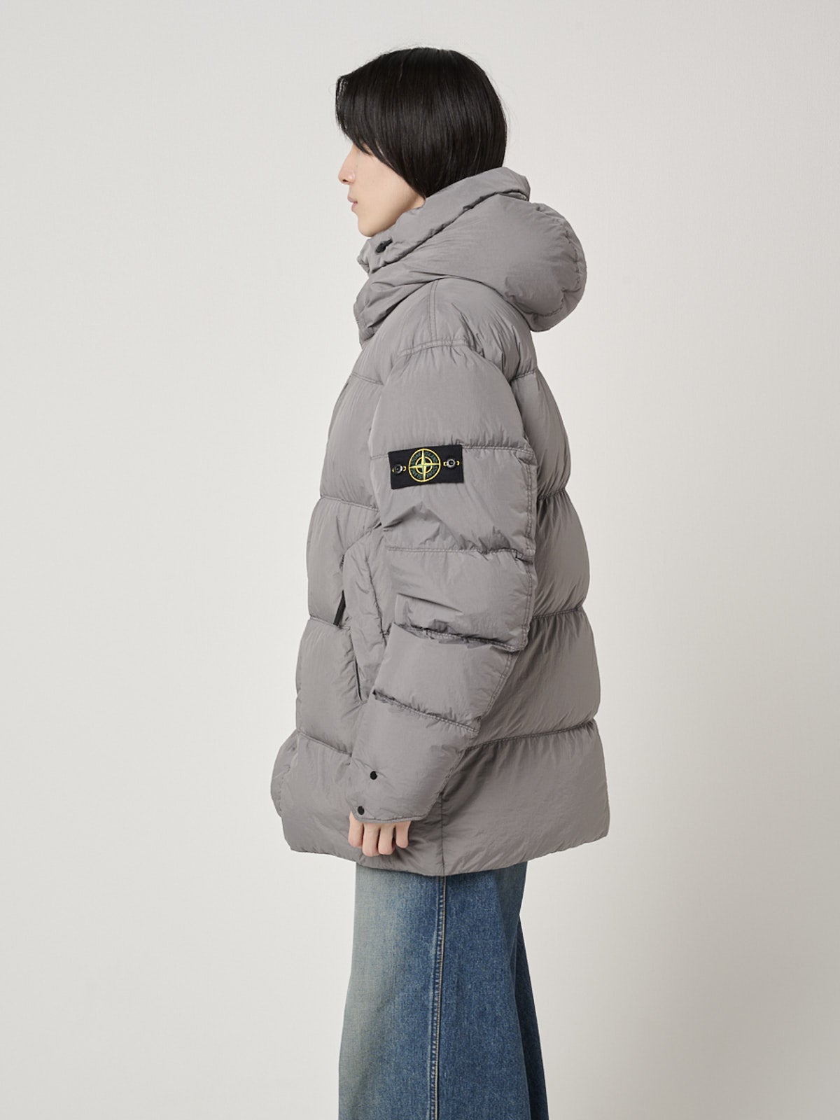 ストーンアイランドのグレーダウンの4100012 CRINKLE REPS NY, RECYCLED NYLONの着用サイド