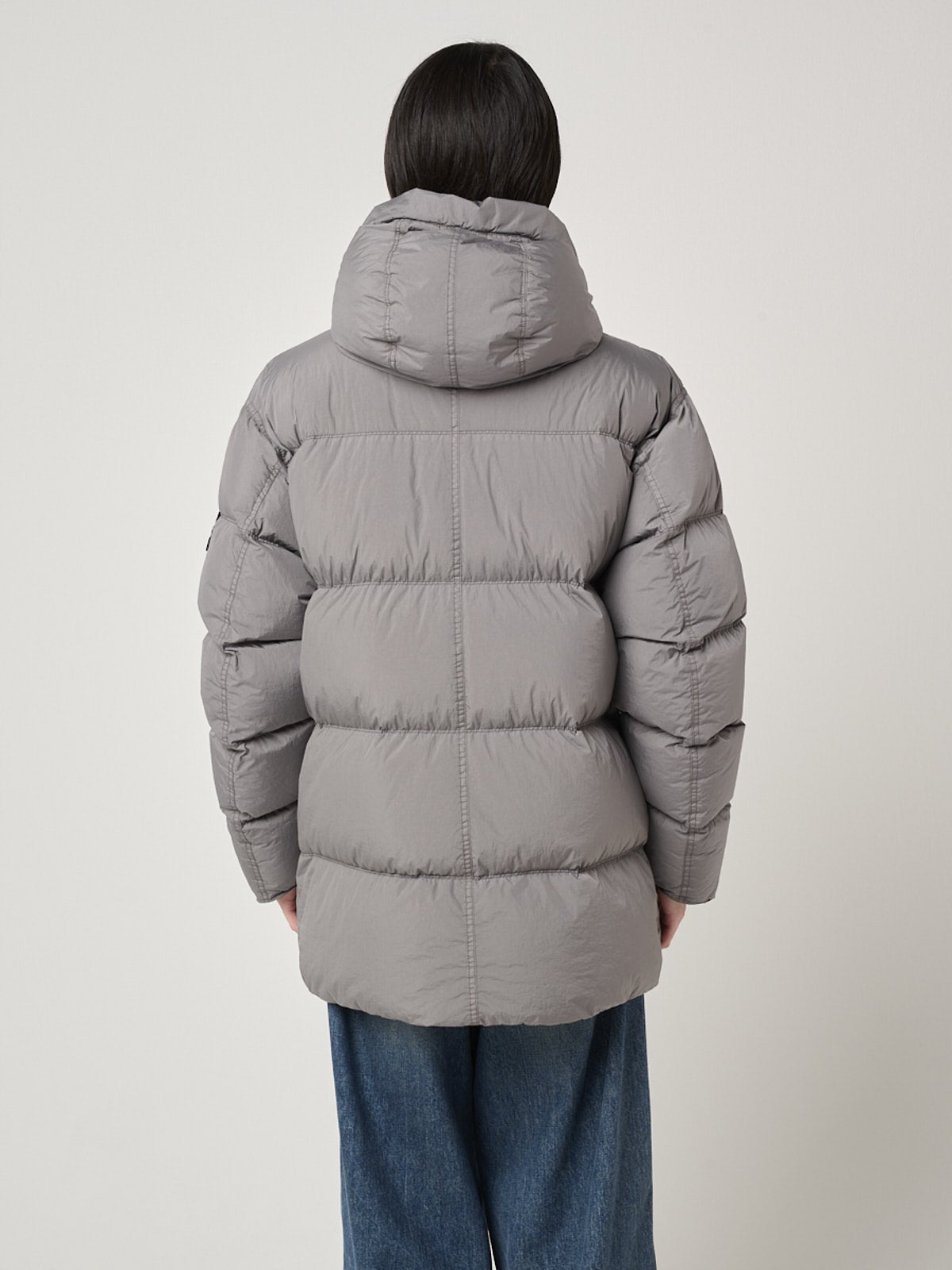 ストーンアイランドのグレーダウンの4100012 CRINKLE REPS NY, RECYCLED NYLONの着用バック