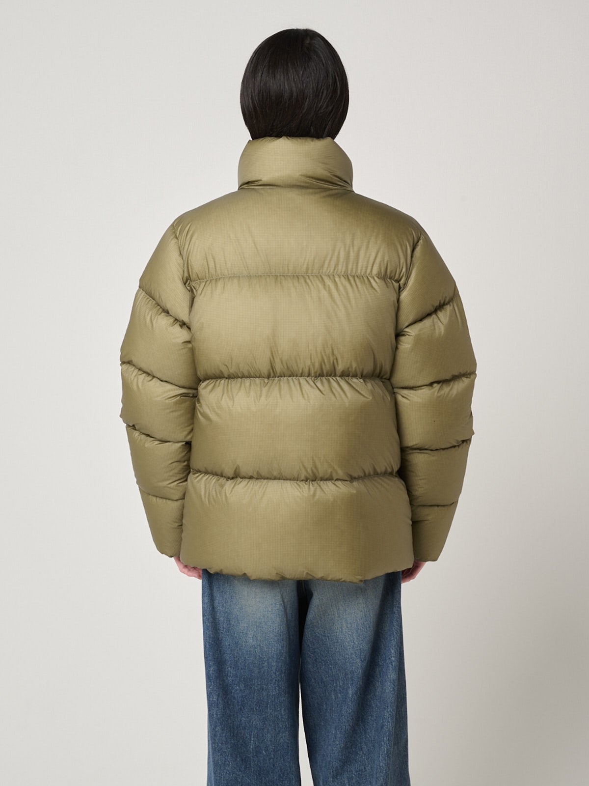 ピレネックスの新作ダウン「SHIFT RIPSTOP」着画のバック