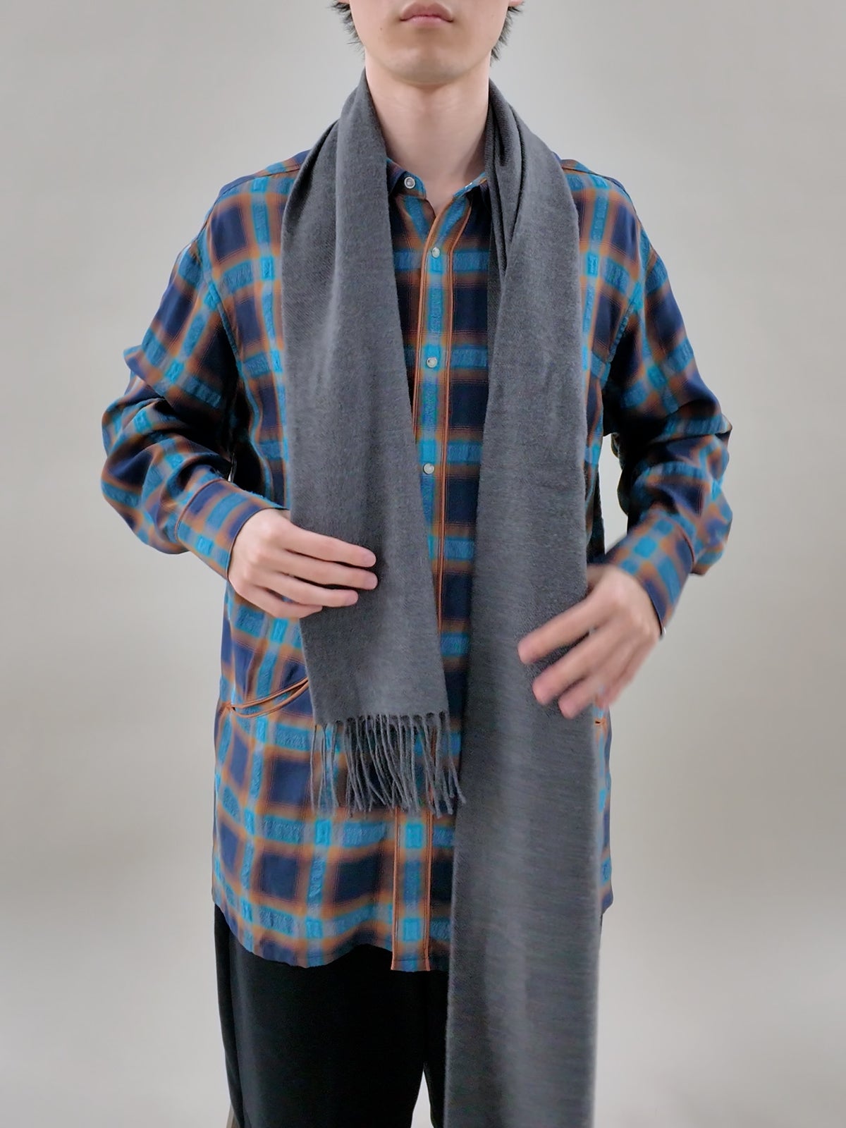 マフラーの巻き方／ニューヨーク巻き、左右を垂らす