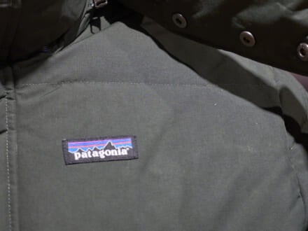 レトロ調の「パタゴニア」のダウンはジーンズと合わせてシンプルに。[Patagonia]