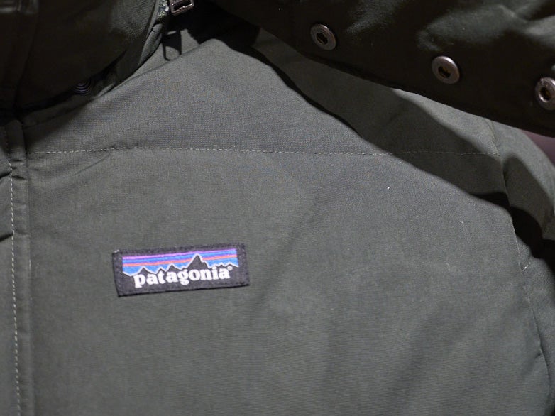 レトロ調の「パタゴニア」のダウンはジーンズと合わせてシンプルに。[Patagonia]