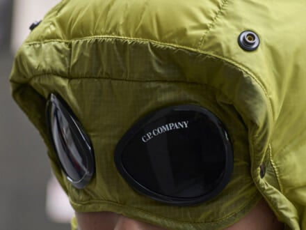 「シーピーカンパニー」の大人カラーダウンは、ゴーグルフードを活かしてストリートな装いに。[C.P. COMPANY]