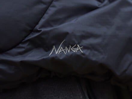 噂の「ナンガ」。人気コラボの黒ダウンはどう着るのが正解？「アシックス」のハイカットスニーカーとのベストコンビ。[FIDELITY&times;NANGA]