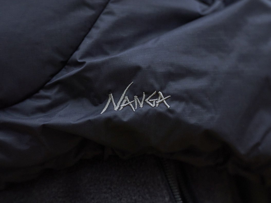 噂の「ナンガ」。人気コラボの黒ダウンはどう着るのが正解？「アシックス」のハイカットスニーカーとのベストコンビ。[FIDELITY×NANGA]