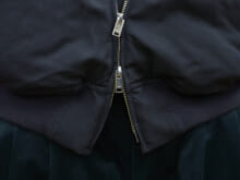 オールブラックコーデの正解。黒ダウンとコーデュロイパンツの異素材コンビで抜け感を。[YOKE]