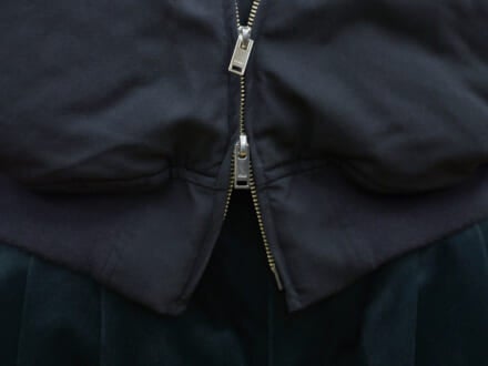 オールブラックコーデの正解。黒ダウンとコーデュロイパンツの異素材コンビで抜け感を。[YOKE]