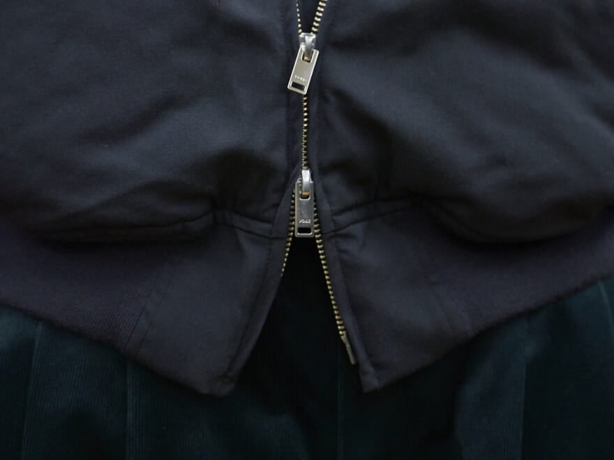 オールブラックコーデの正解。黒ダウンとコーデュロイパンツの異素材コンビで抜け感を。[YOKE]