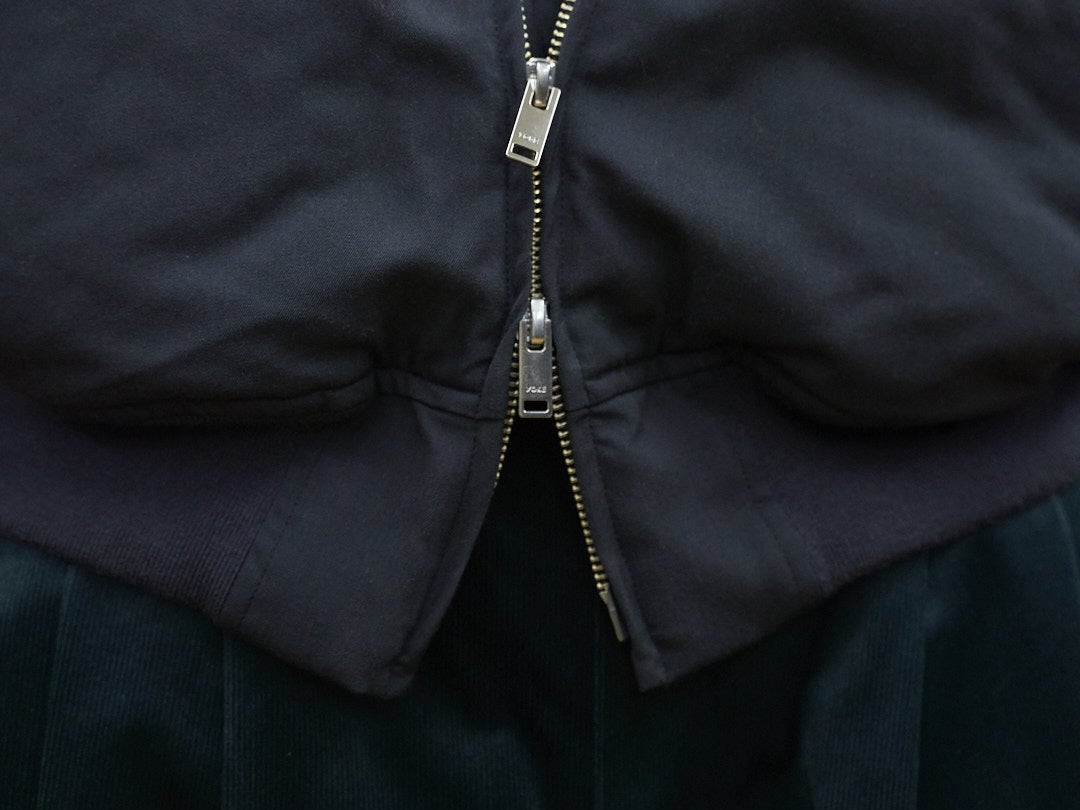 オールブラックコーデの正解。黒ダウンとコーデュロイパンツの異素材コンビで抜け感を。[YOKE]