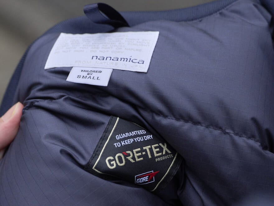 ゴアテックス搭載＆光電子®。スペック・ルックスともに最強のネイビーダウン、２つの着こなし。[nanamica]