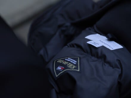 ゴアテックス搭載＆光電子®「ナナミカ」の最強黒ダウンはどう着るのが正解？[nanamica]