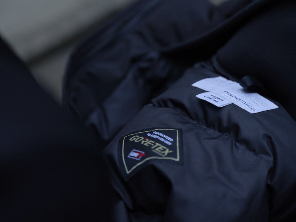 ゴアテックス搭載＆光電子®「ナナミカ」の最強黒ダウンはどう着るのが正解？[nanamica]