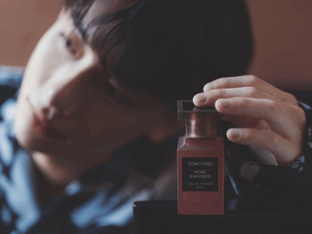 男子にも似合う「ひとくせローズ」香水5選。ル ラボ、タンバリンズ…“直球じゃない”素敵なニュアンスを、よしあきとレビュー