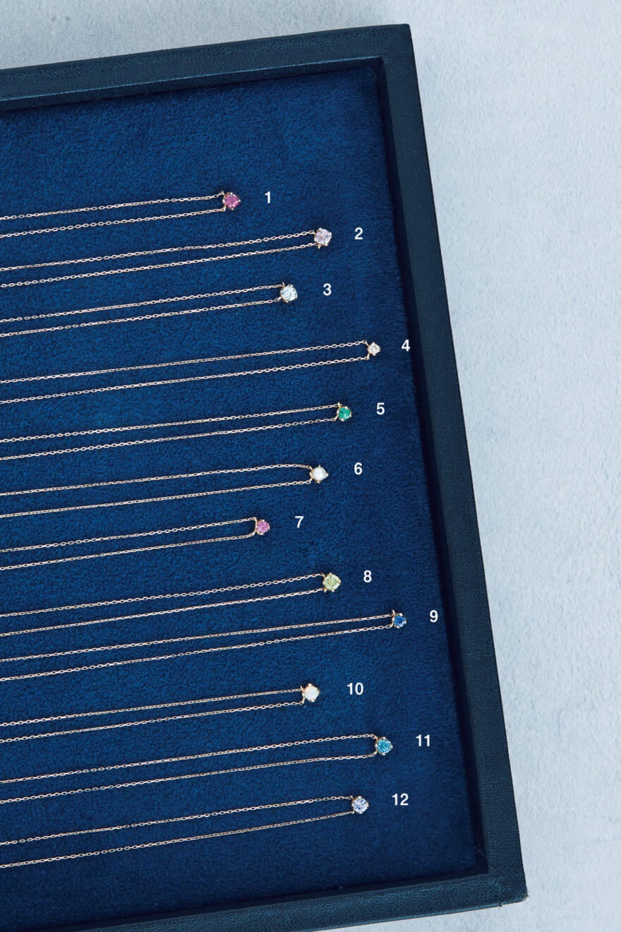 1月から12月まで、それぞれの誕生石ジュエリーをあしらった4℃のネックレス