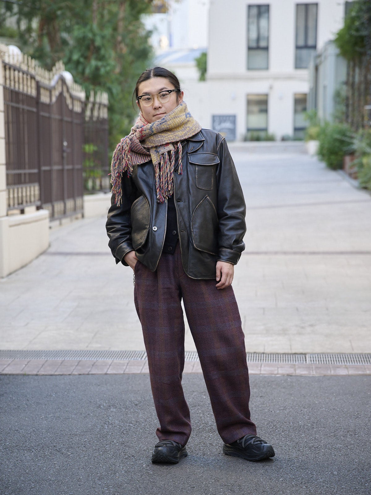 HOKAスニーカースナップ お洒落な着こなし 全身