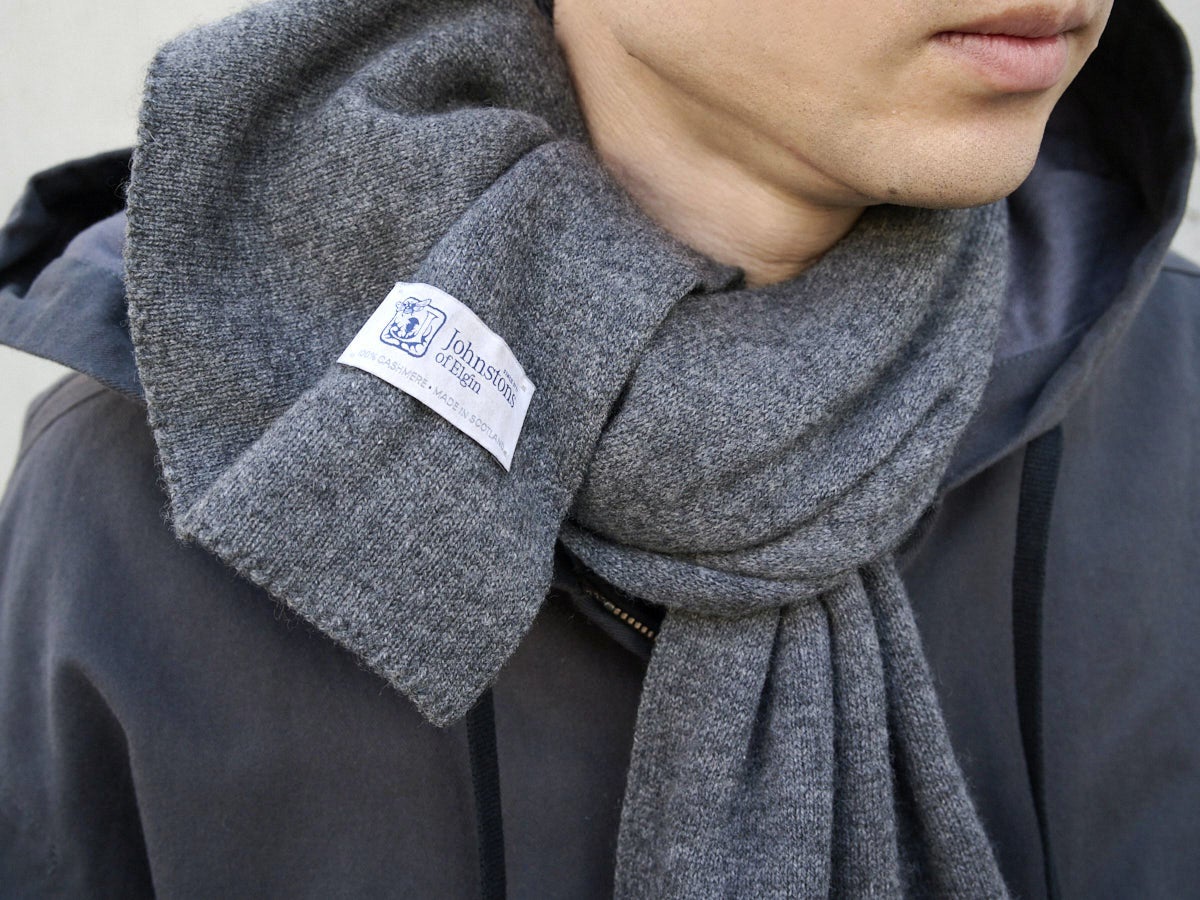 グレーのカシミヤマフラー