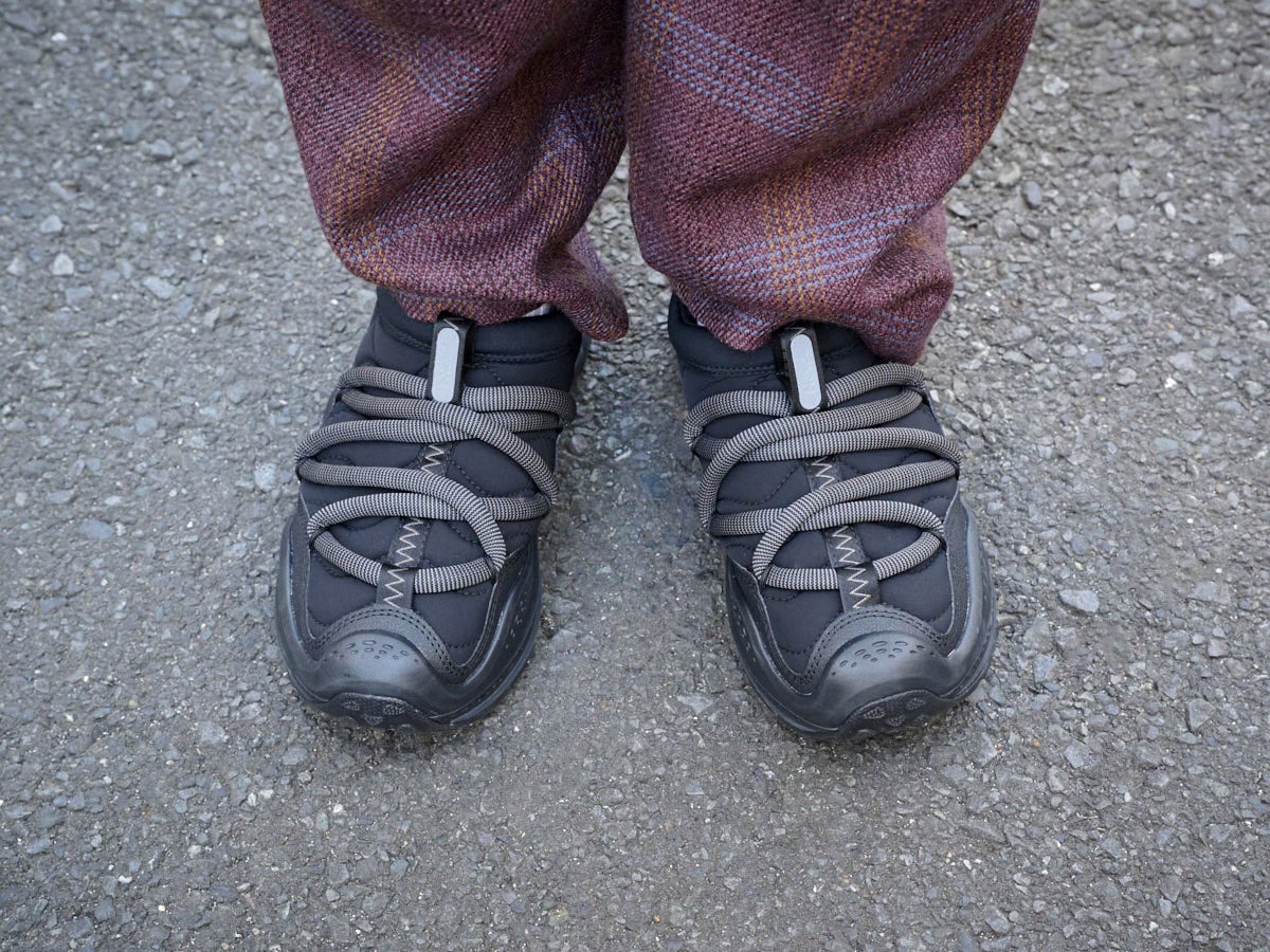 HOKAスニーカー 正面