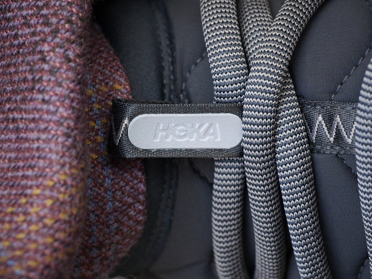 「ホカ」の変わり種なのに即完売した黒スニーカーをレザージャケットのハズシに！【人気ショップ＆ブランドスタッフの冬の毎日更新スニーカースナップ／DAY6】