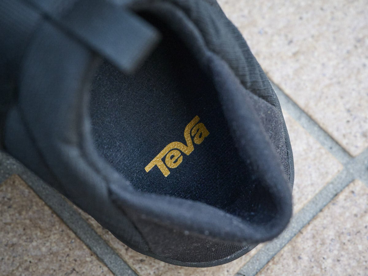 TEVA スニーカー 中敷きロゴ