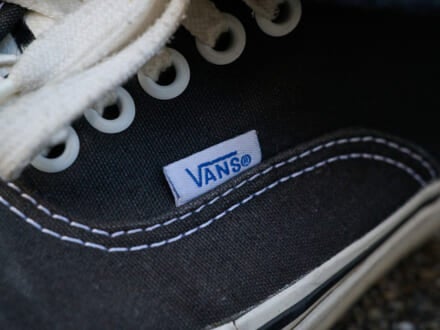 「ヴァンズ」のスニーカーで「バブアー」のアウターに抜け感を【人気セレクトショップの冬の毎日更新スニーカースナップ／DAY19】