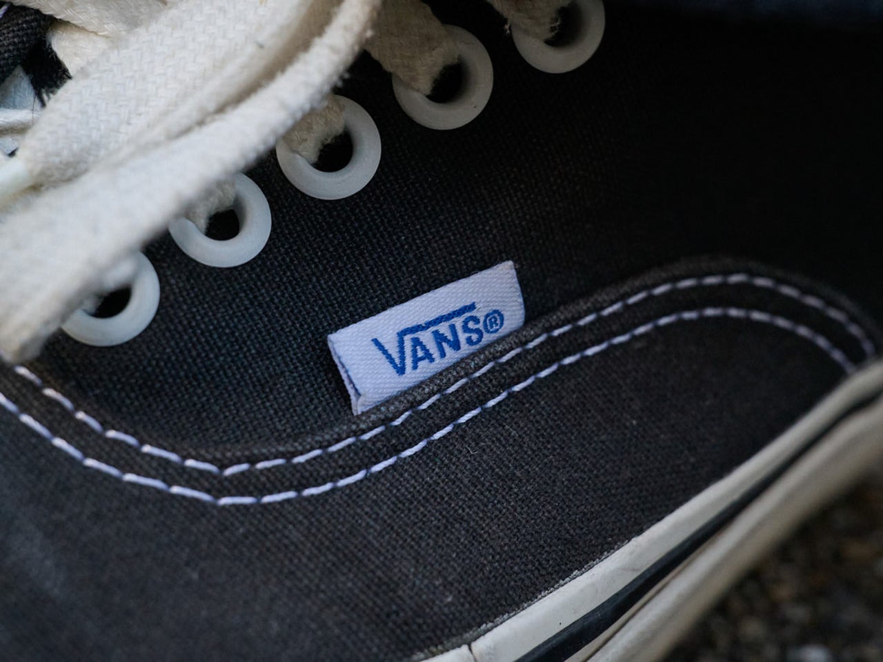 「ヴァンズ」のスニーカーで「バブアー」のアウターに抜け感を【人気セレクトショップの冬の毎日更新スニーカースナップ／DAY19】