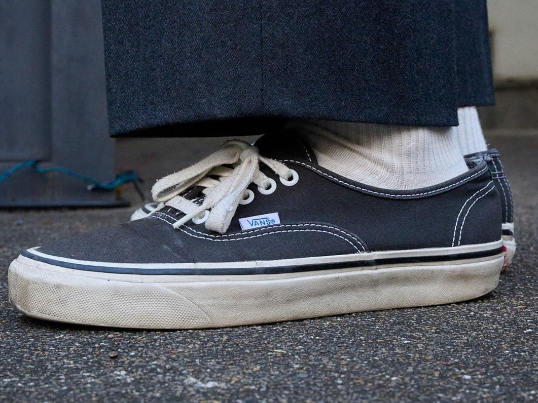 [Gallery]「ヴァンズ」のスニーカーで「バブアー」のアウターに抜け感を【人気セレクトショップの冬の毎日更新スニーカースナップ／DAY19】