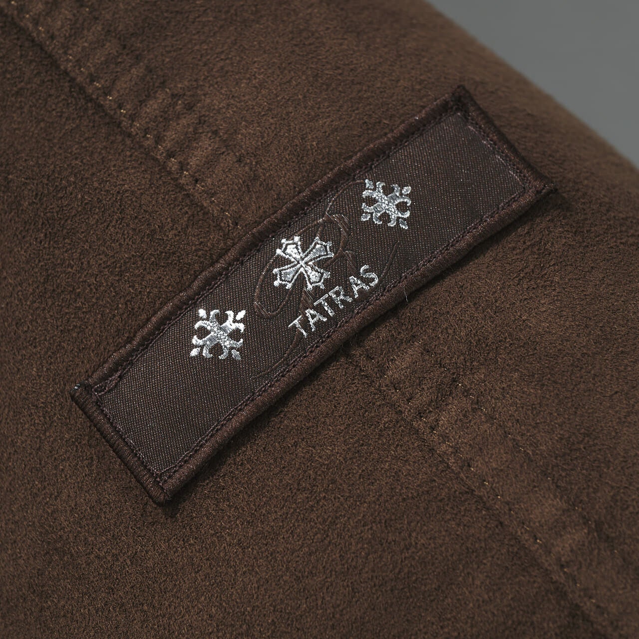 エディターが買ってよかったタトラスのビームス F別注愛用ダウンの袖ロゴ