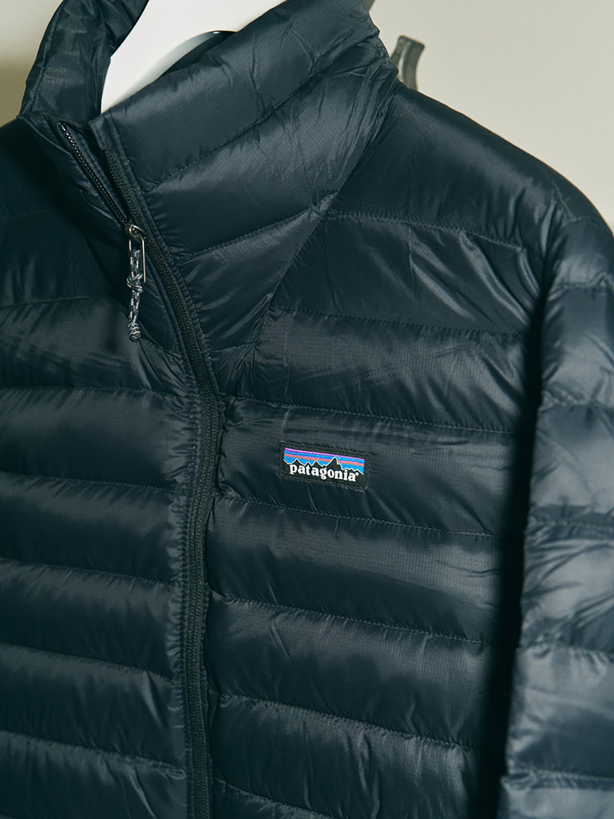 パタゴニアのメンズ・ダウン・セーター ジャケットのロゴ