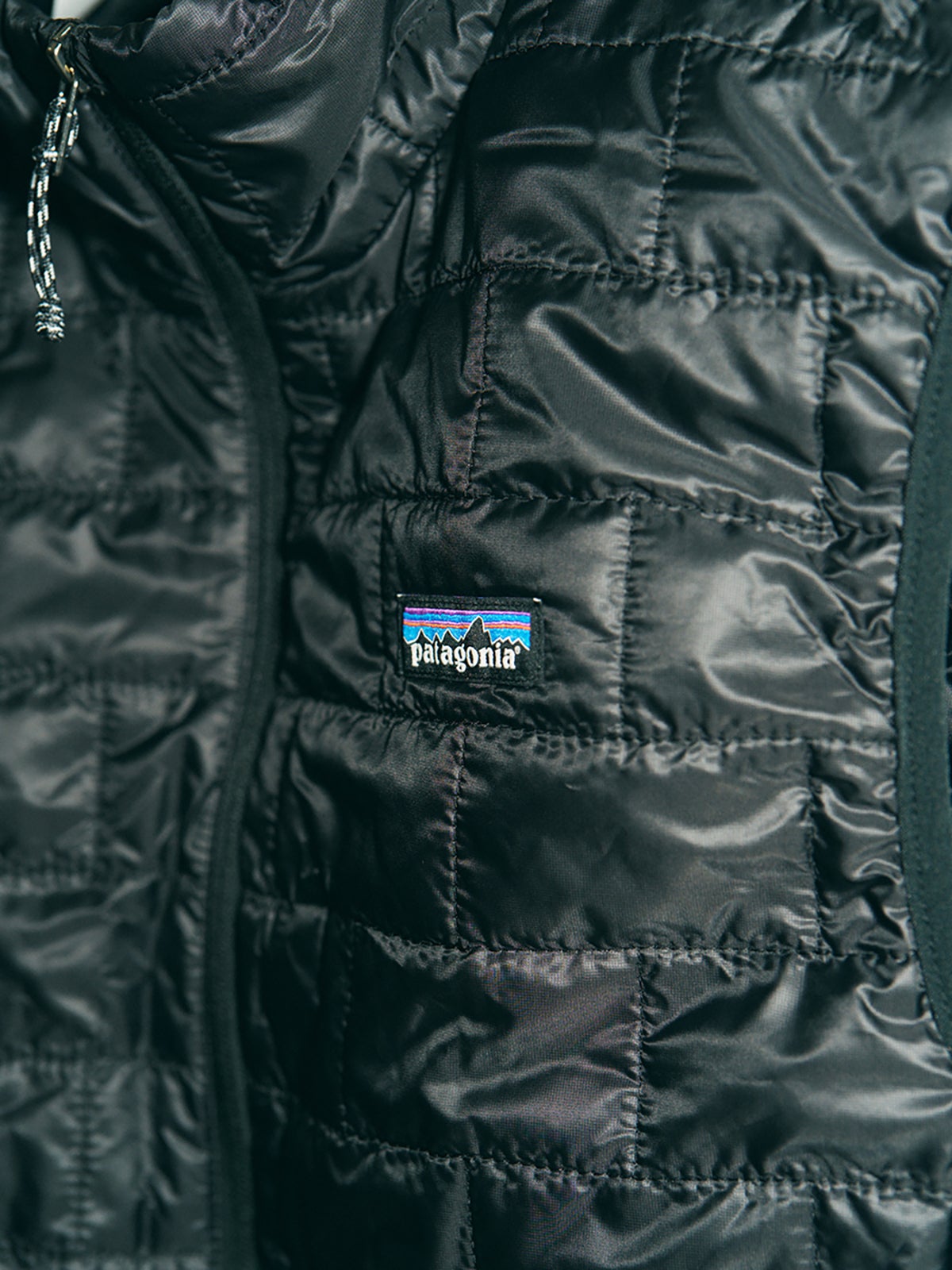 パタゴニアのメンズ・ナノ・パフ・ベストの左胸のロゴ