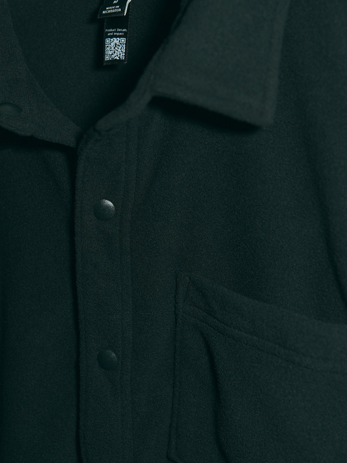 パタゴニアのメンズ・マイクロ D・シャツの胸ポケット、フロントのスナップボタン