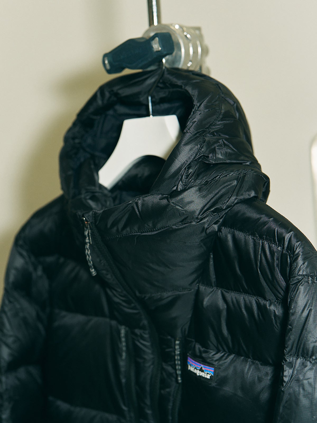 パタゴニアのメンズ・フィッツロイ・ダウン・フーディ ジャケットのフロントジップ、フード