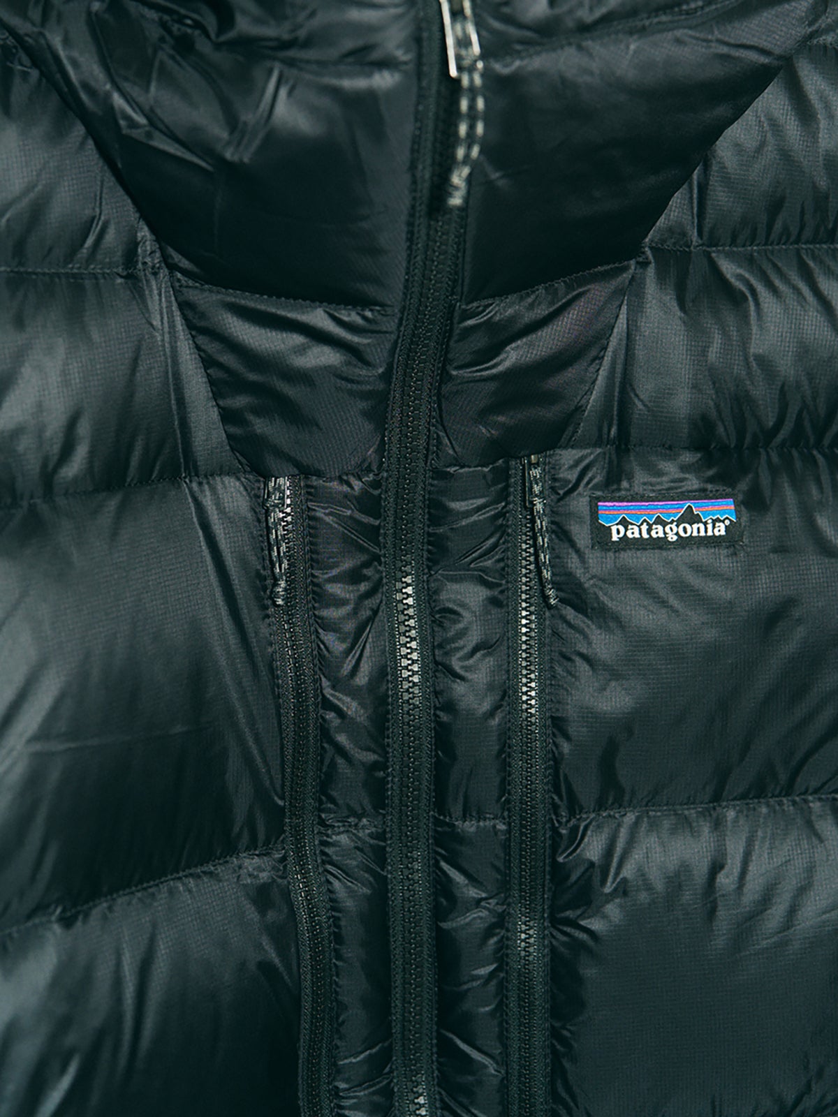 パタゴニアのメンズ・フィッツロイ・ダウン・フーディ ジャケットのフロントジップ、胸のジップポケット