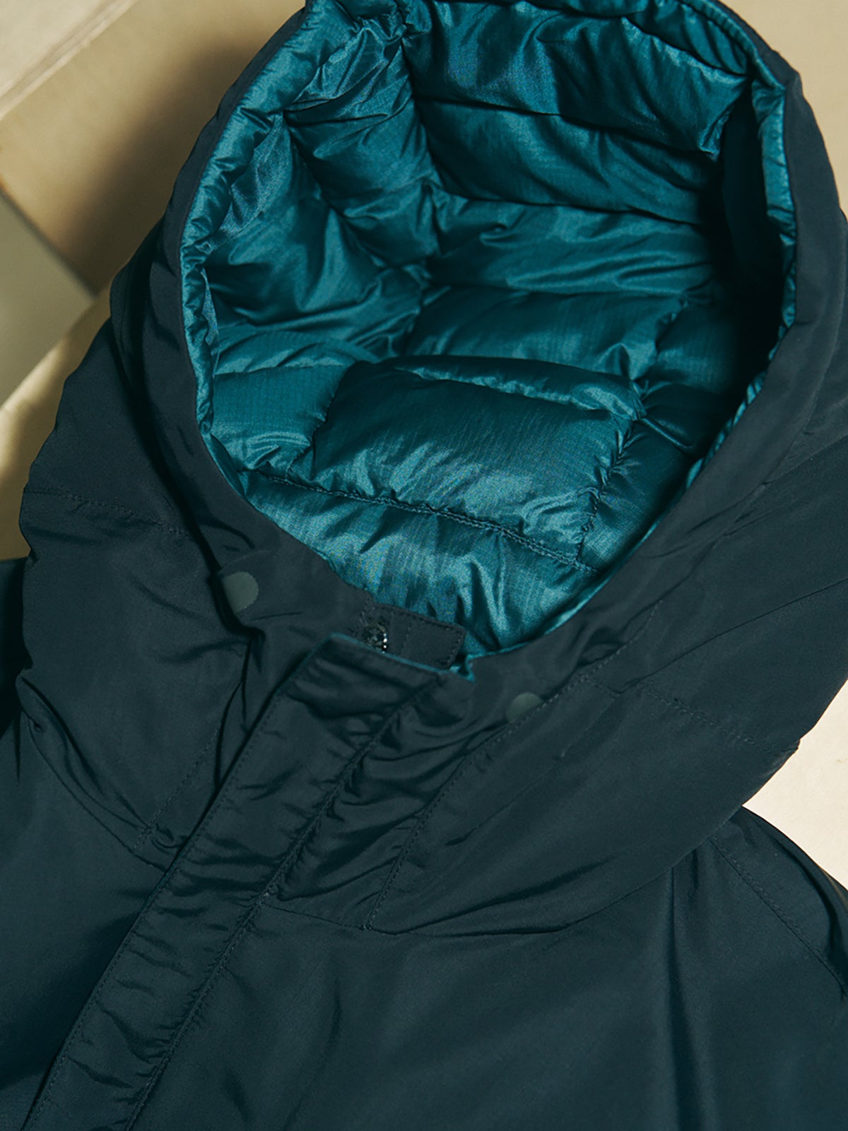 モンベルの黒いコロラドコート ジャケットのデュアルアクスルフード