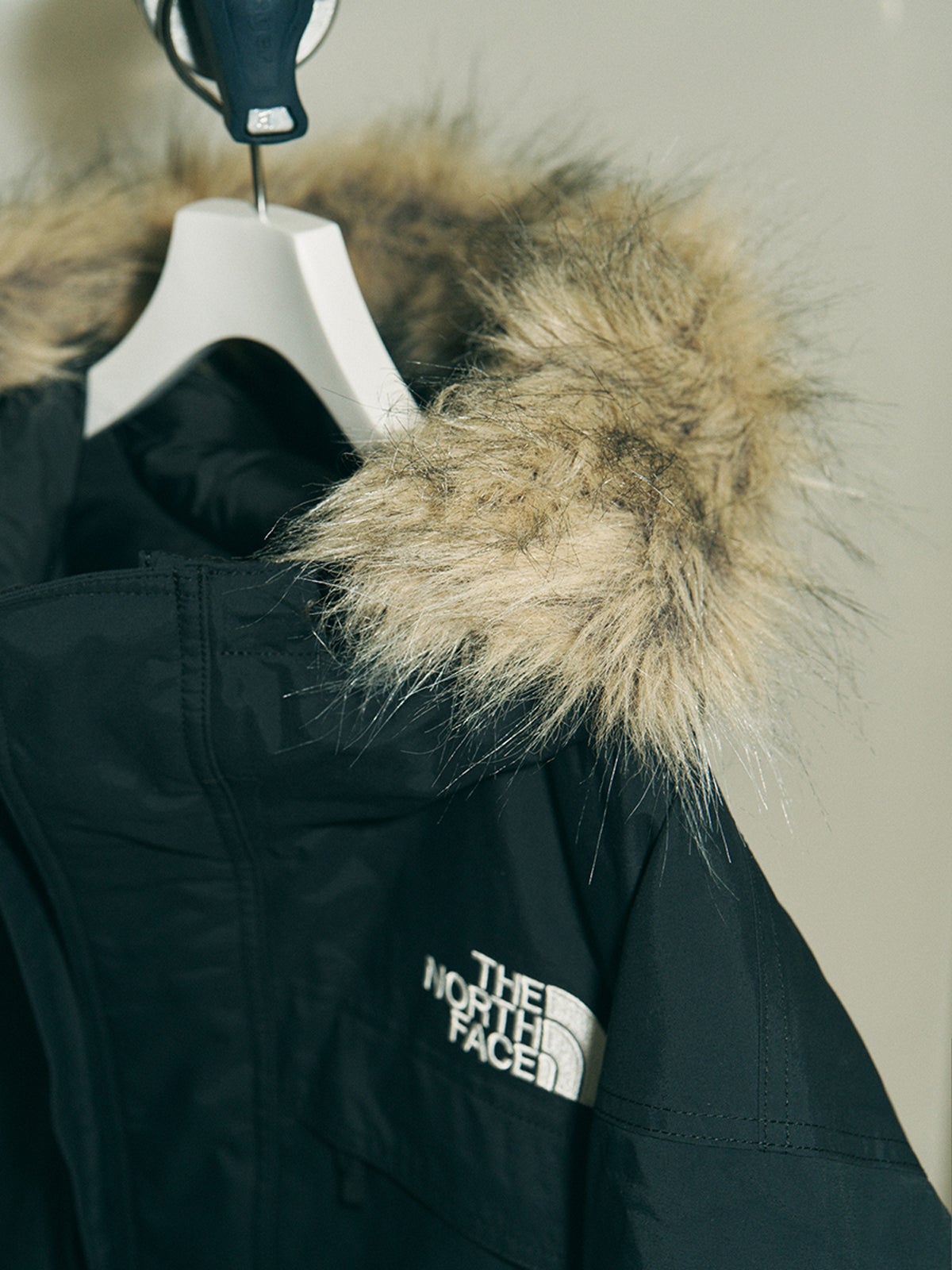 ザ・ノース・フェイスの黒いマクマードパーカ ジャケットのフードのファー