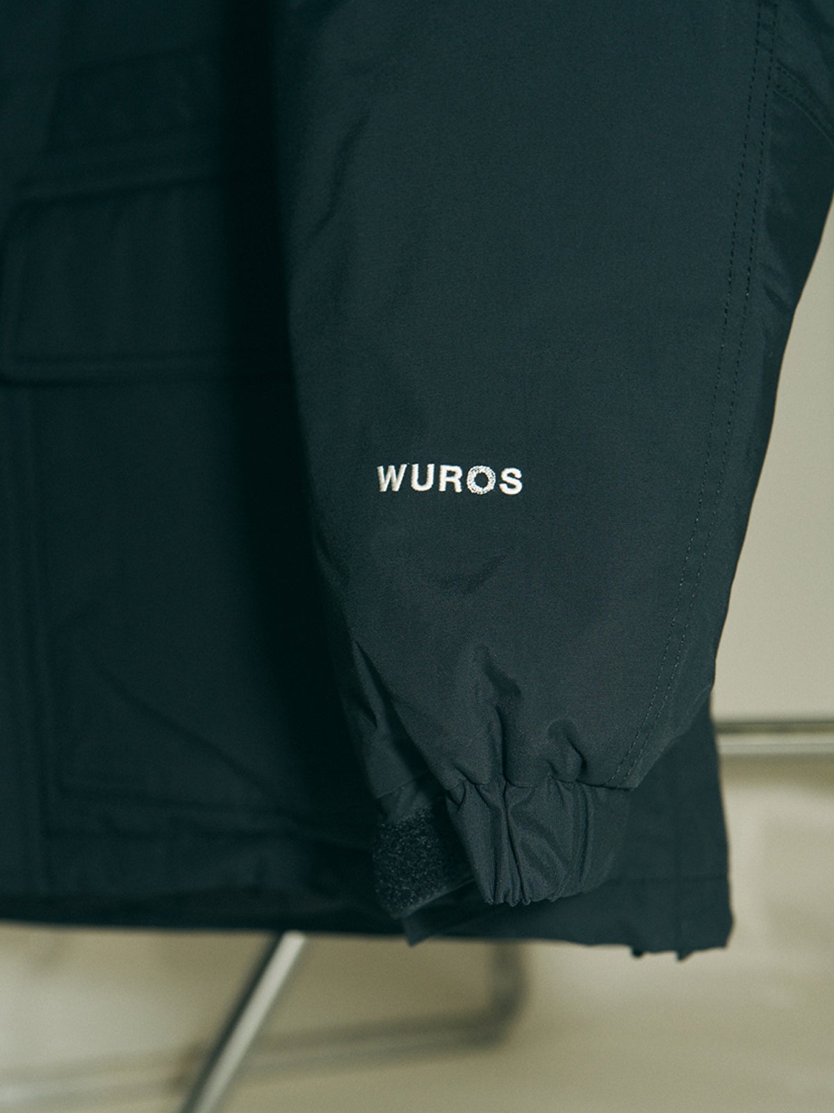 ザ・ノース・フェイスの黒いマクマードパーカ ジャケットの袖ロゴ