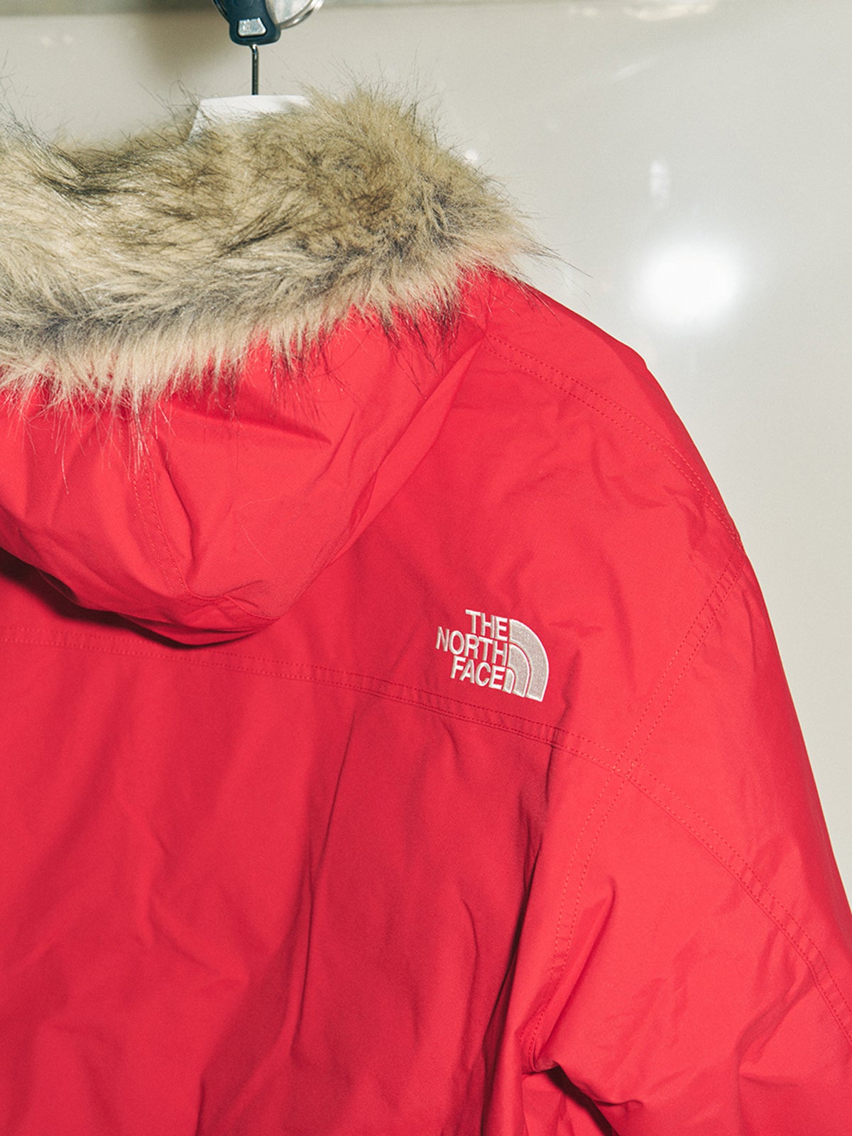 ザ・ノース・フェイスのゴッサムジャケットの背面ロゴ