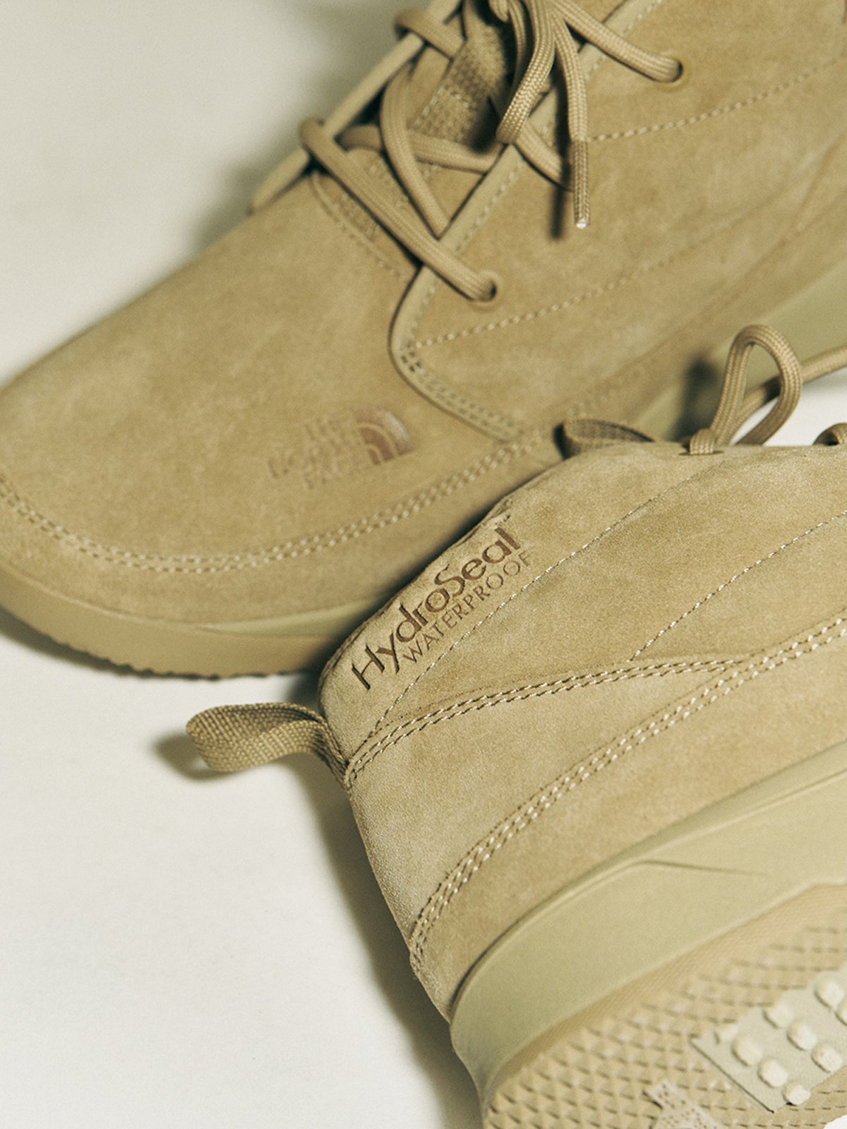 ザ・ノース・フェイスのヌプシ チャッカ ウォータープルーフ 2 スエードのロゴ