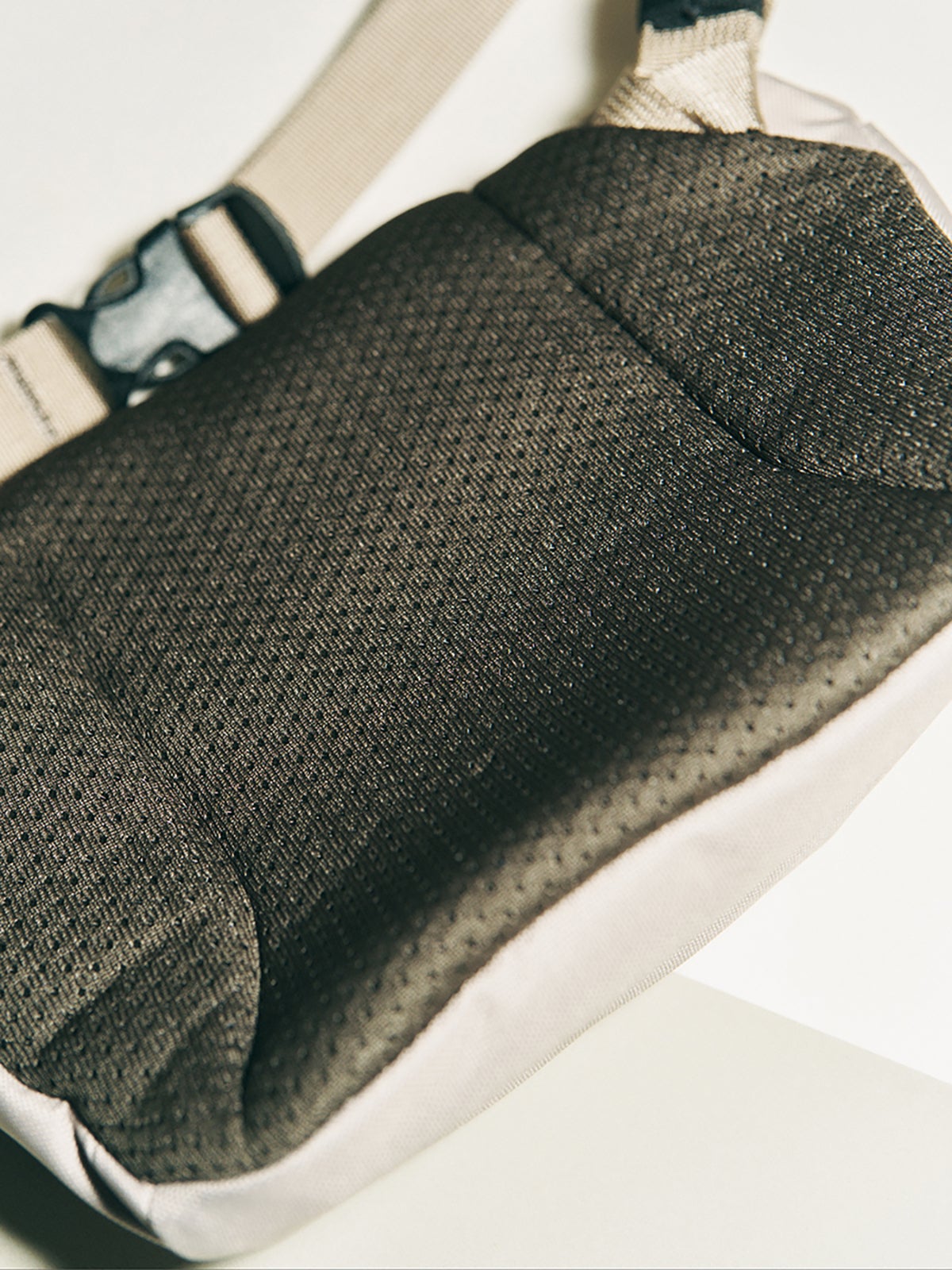 アークテリクスのマンティス 1 ウエストパック バッグのバックパネル