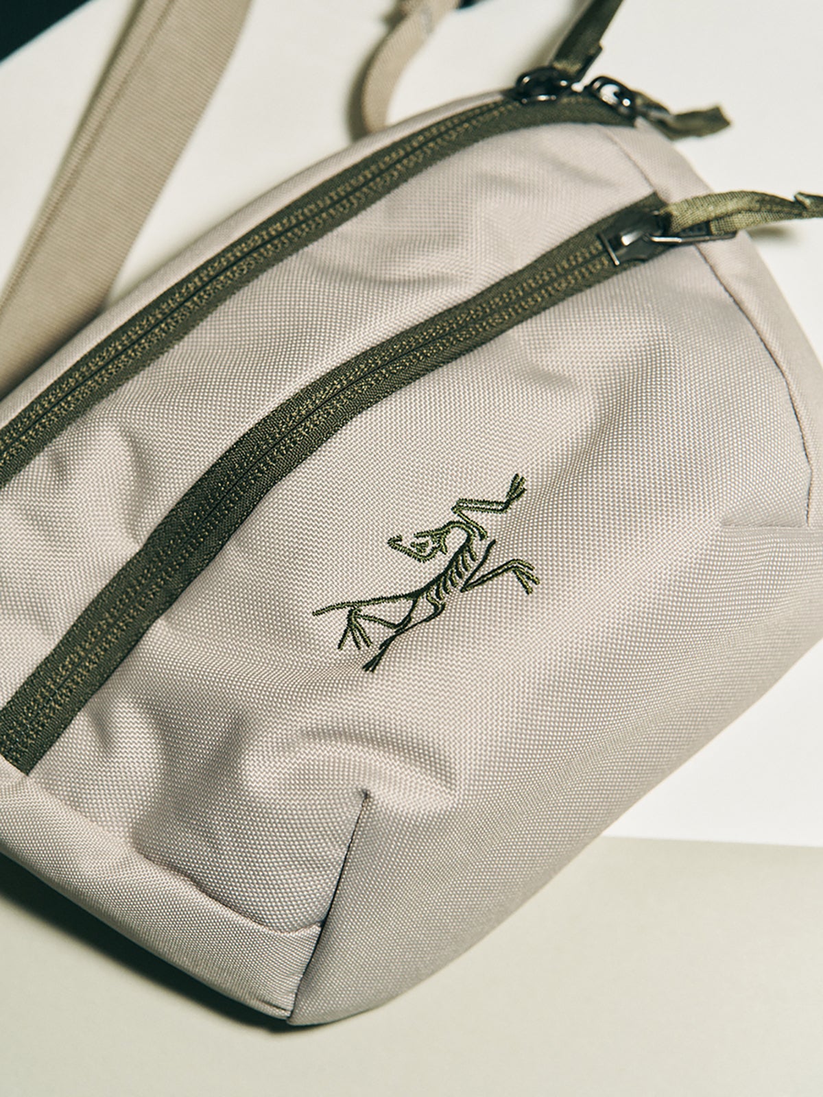 アークテリクスのマンティス 1 ウエストパック バッグのフロントのジッパー付きポケット