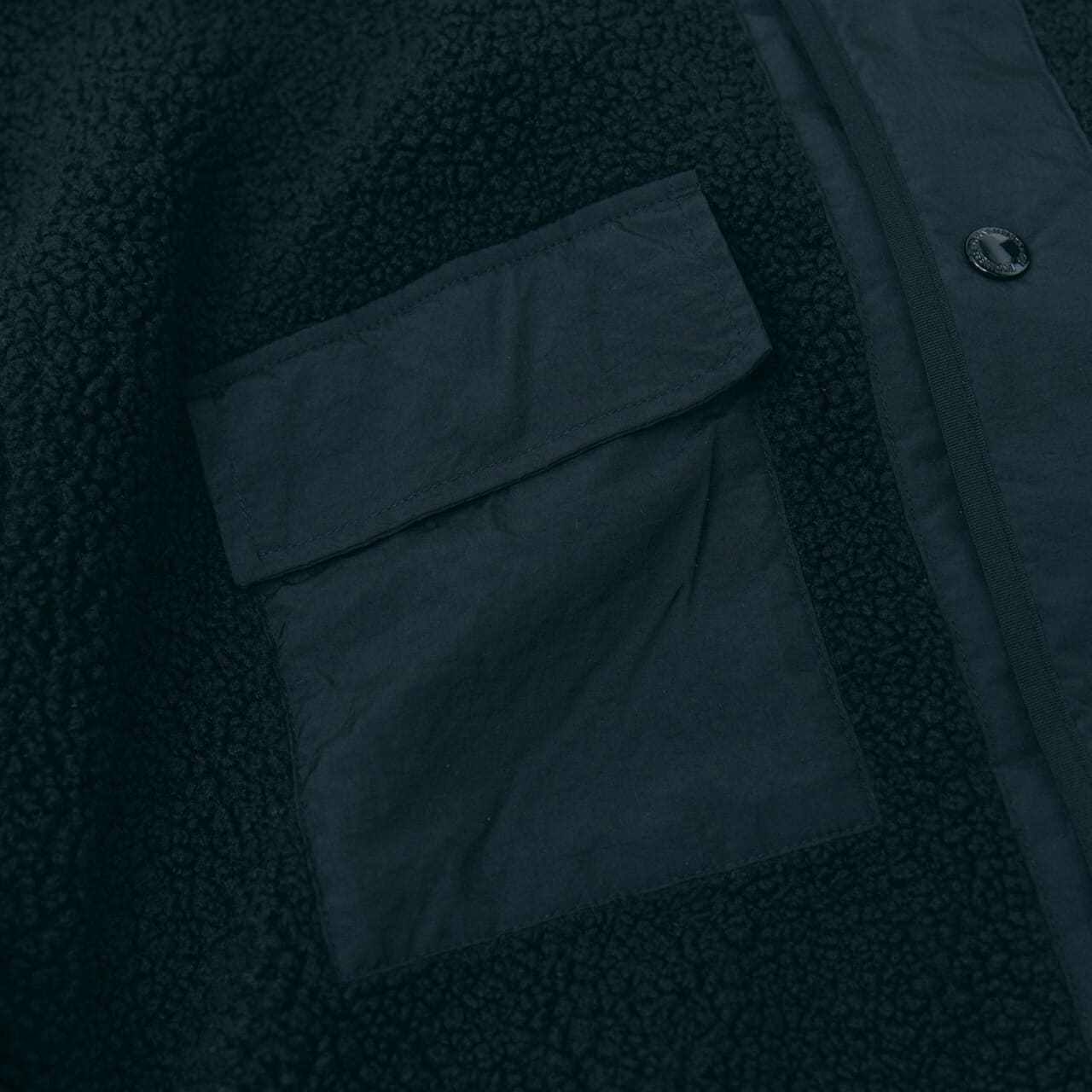 エディターが買ってよかったGUとエンジニアドガーメンツの愛用コラボフリース／ボアフリーススナップパーカの胸ポケット