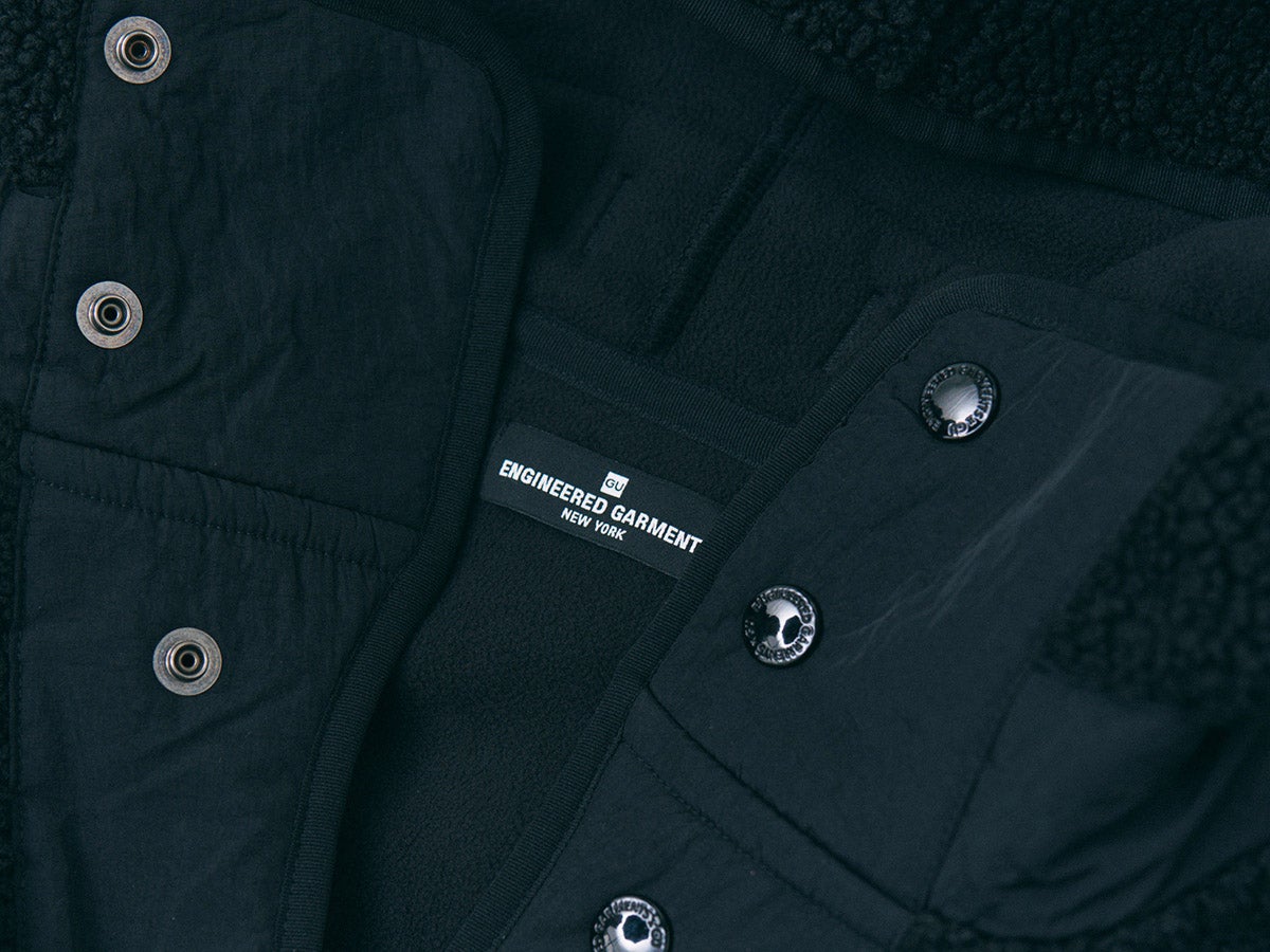 エディターが買ってよかったGUとエンジニアドガーメンツの愛用コラボフリース／ボアフリーススナップパーカのタグ寄り