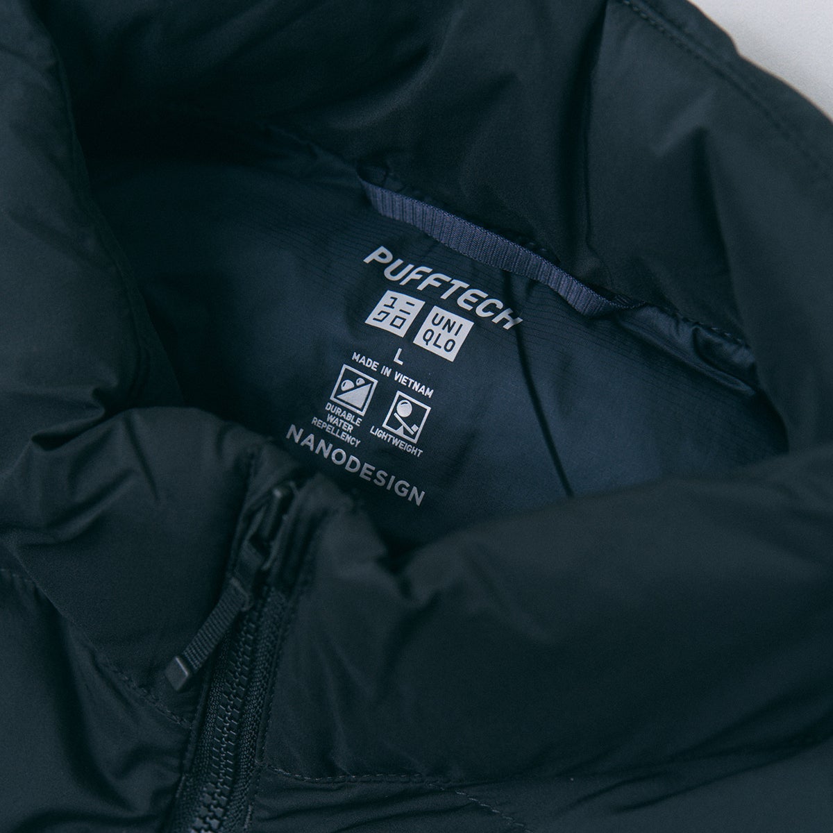 エディターが買ってよかったユニクロの愛用アウター／黒いパフテックジャケットのネック周り