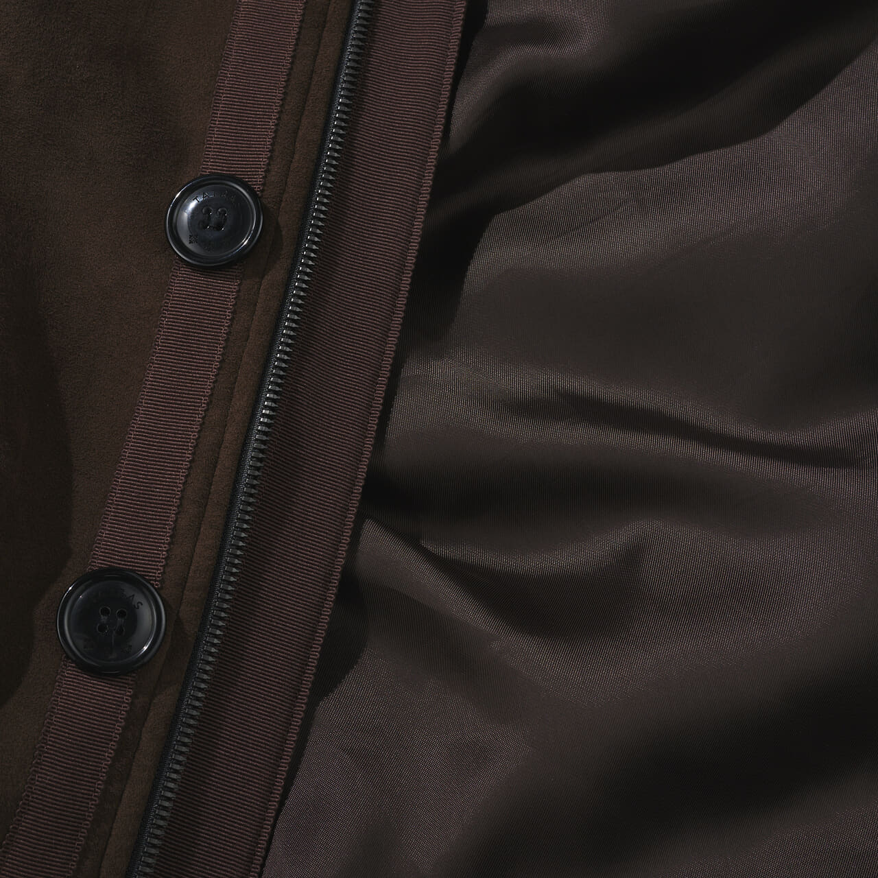 エディターが買ってよかったタトラスのビームス F別注愛用ダウンのボタンとジップ