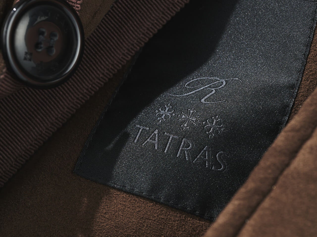 エディターが買ってよかったタトラスのビームス F別注愛用ダウンのタグ