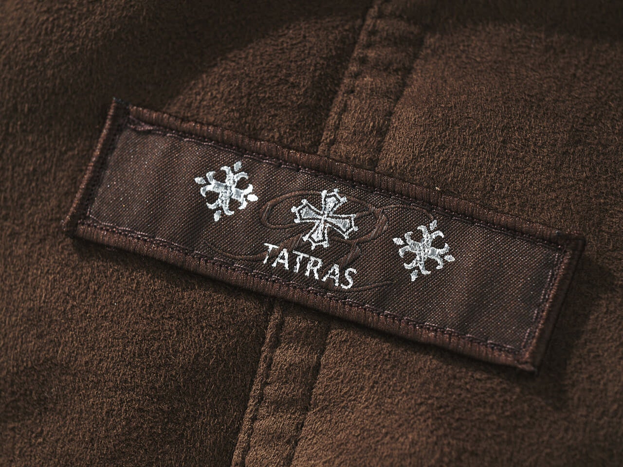 エディターが買ってよかったタトラスのビームス F別注愛用ダウンのロゴ寄りイメージ