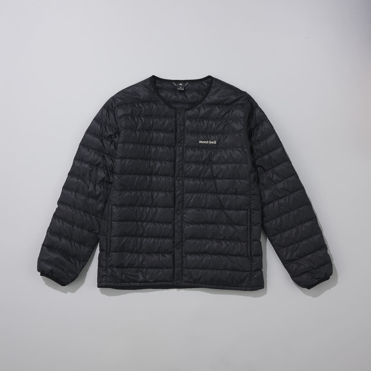 エディターが愛用するモンベルの黒い薄軽インナーダウン