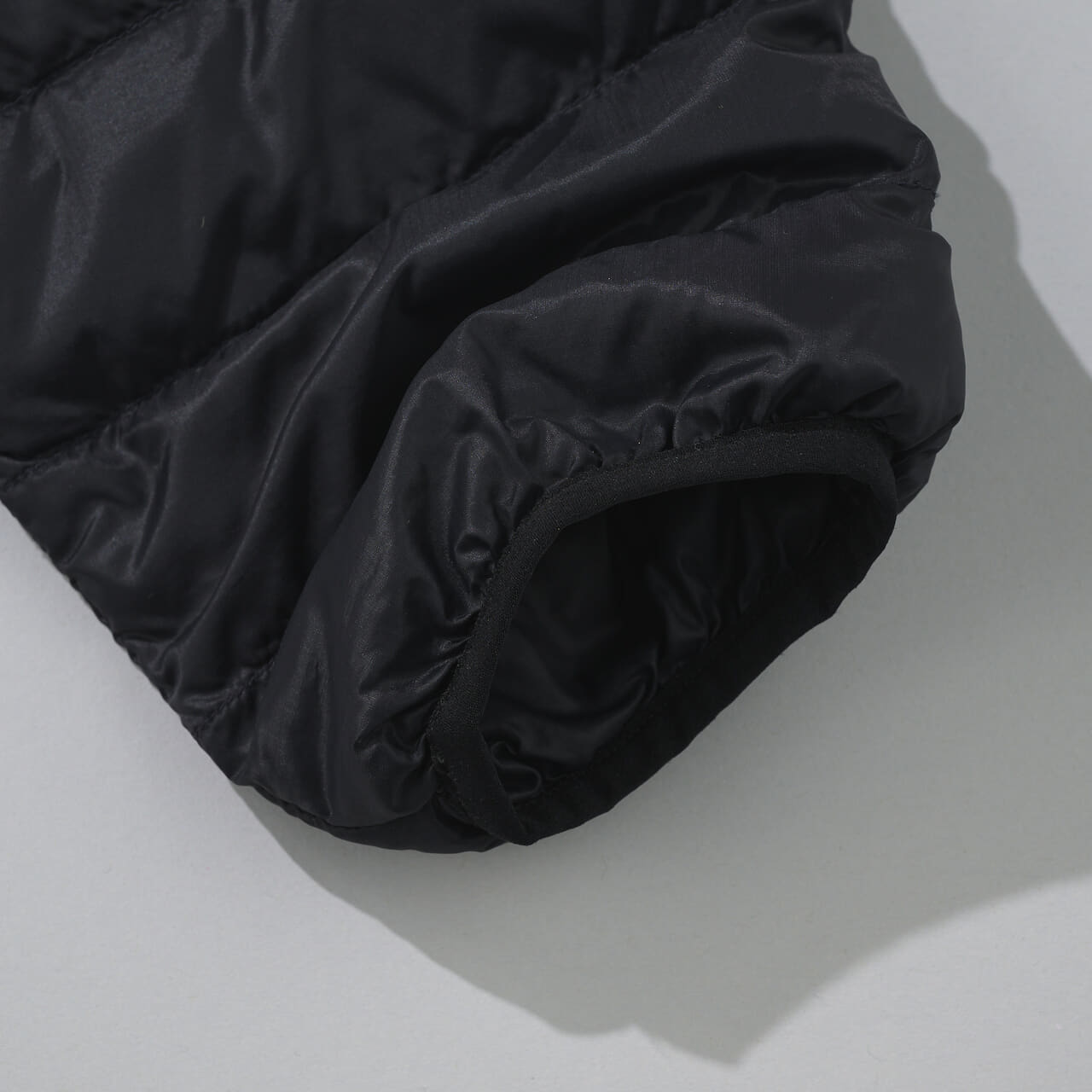 エディターが愛用するモンベルの黒い薄軽インナーダウンの袖口