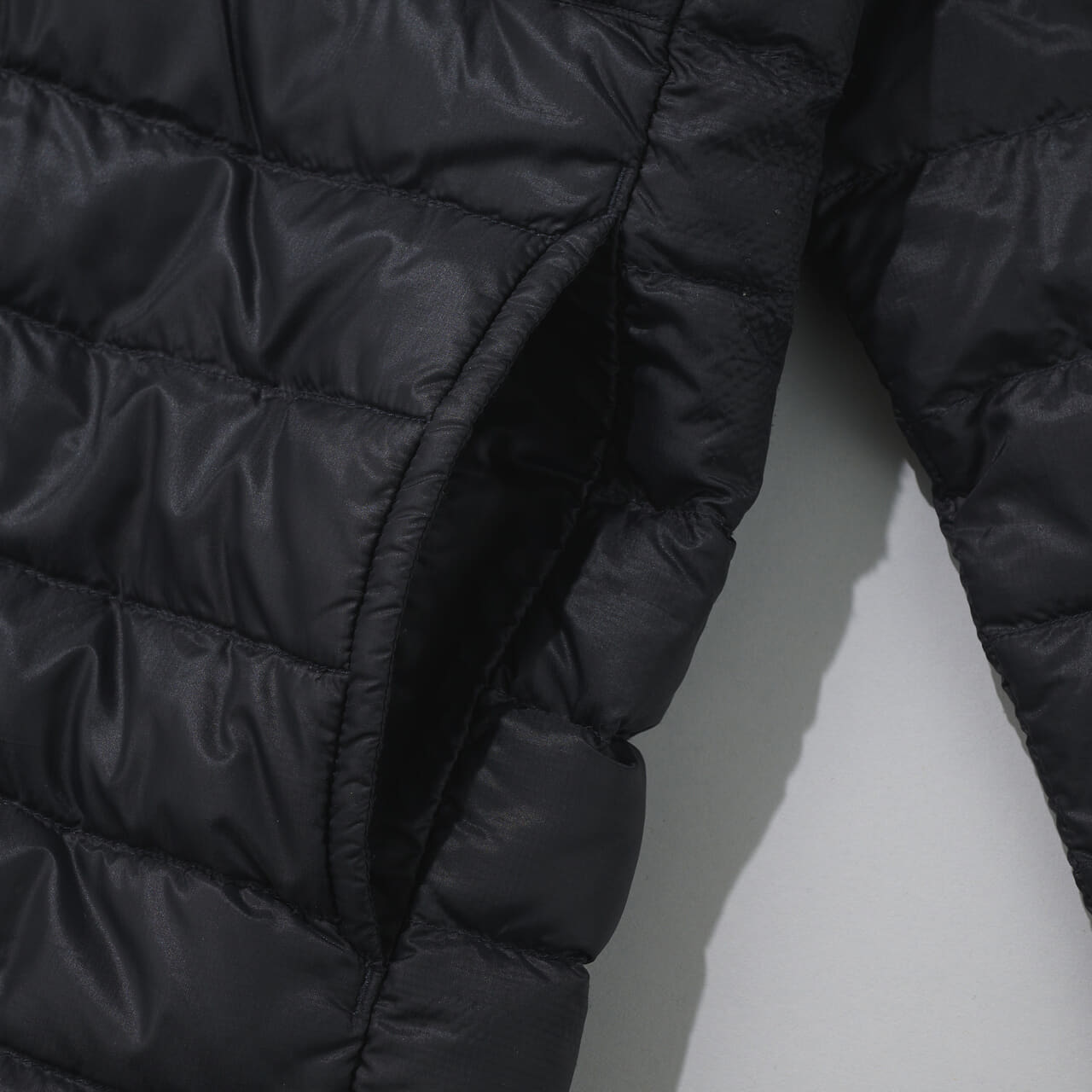 エディターが愛用するモンベルの黒い薄軽インナーダウンのサイドポケット