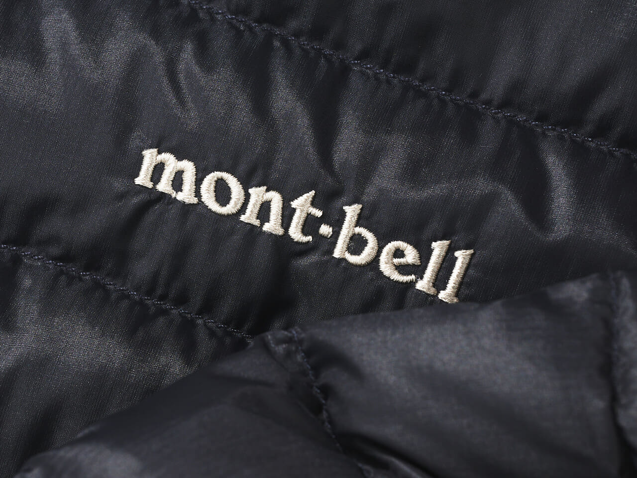 エディターが愛用するモンベルの黒い薄軽インナーダウンの素材感